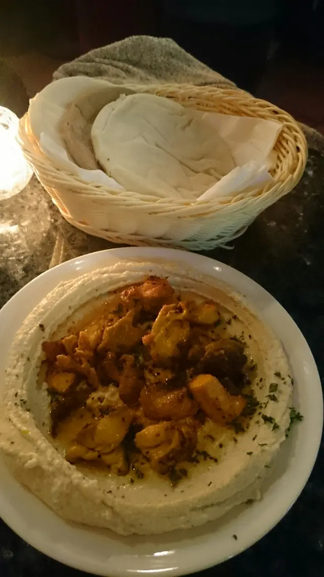 第一道菜，好味！中東包熱辣辣，好鬆軟同好香牛油味