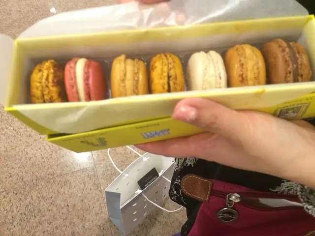 左面開始:黃啡色嘅係熱情果朱古力（x2)。粉紅色嘅係玫塊荔枝紅莓(x1)。金黃色嘅係牛油焦糖(x2)。白色係茉利花(x1)。最後黑色係牛奶朱古力榛子脆餅(x1)