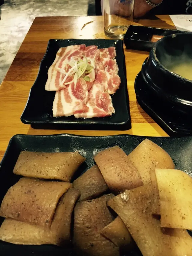 五花肉燒走左肥後good; 豬皮本身冇味，與配菜和生菜包在一起吃較佳