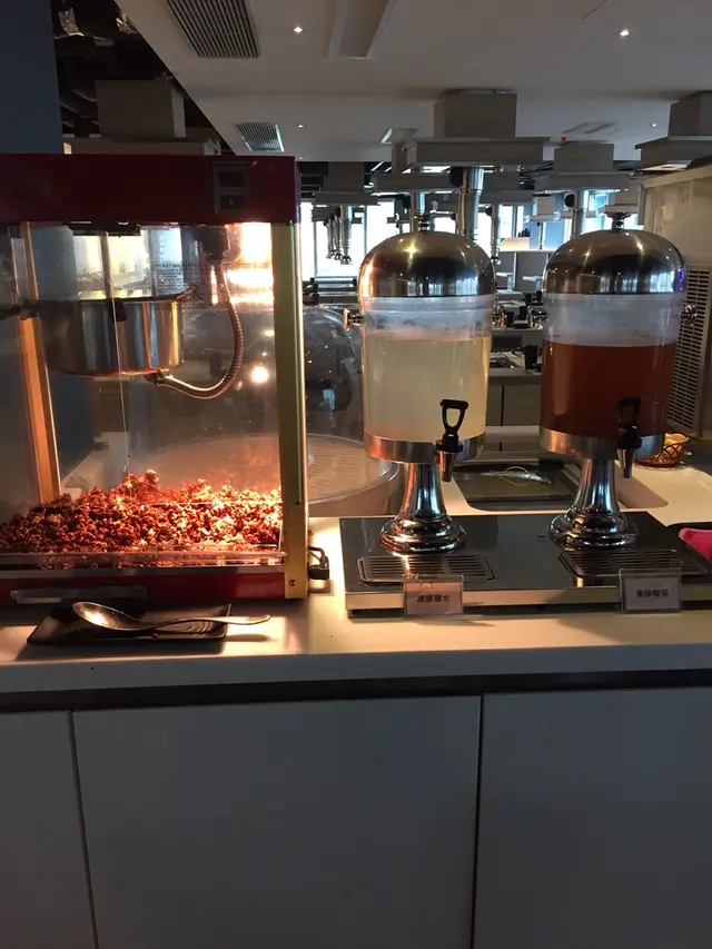 爆谷係朱古力味 另外仲有檸檬水同埋檸檬茶！隔離有冰自己加！