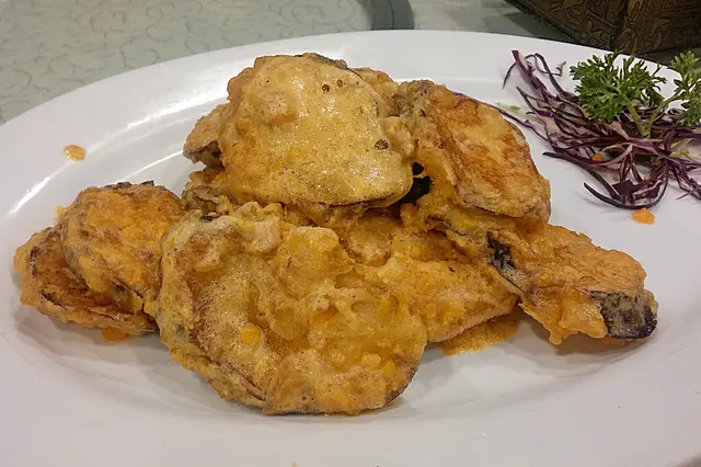 濃郁鹹蛋黃，香脆外層與茄子的軟嫩夾配得宜