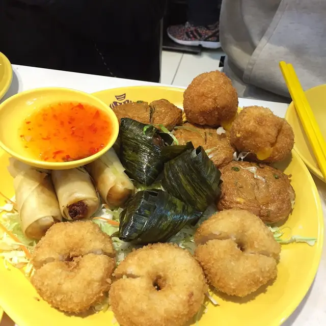 中間個雞好硬好乾，春捲OK，魚餅同蝦餅無評價