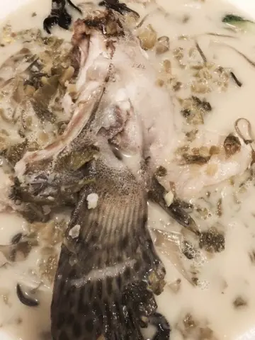 我們平時都係食一般酸菜魚，腩位不一定有，經理介紹下試試，湯底保持一樣咁得，夠濃、帶微辣，魚腩位比之前用班片更滑