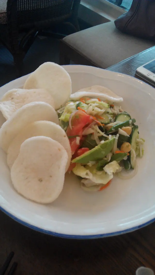 蟹肉沙律配蝦片