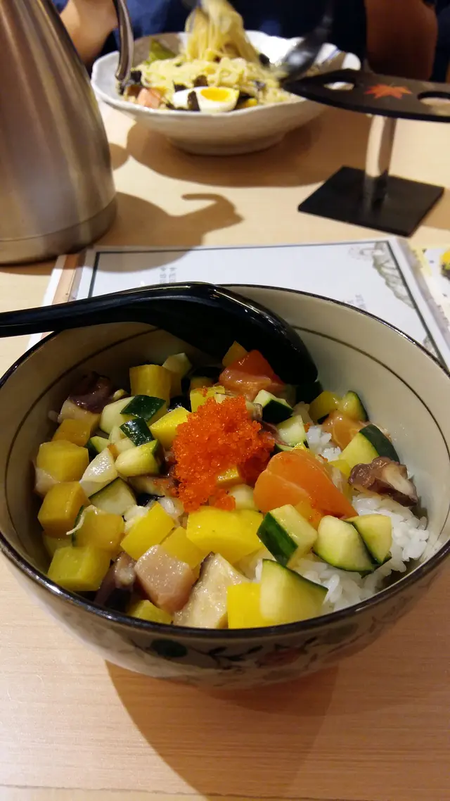 侍應一拎到嚟, 我都呆一呆, 成碗飯好明顯青瓜同蘿蔔仲多過魚生