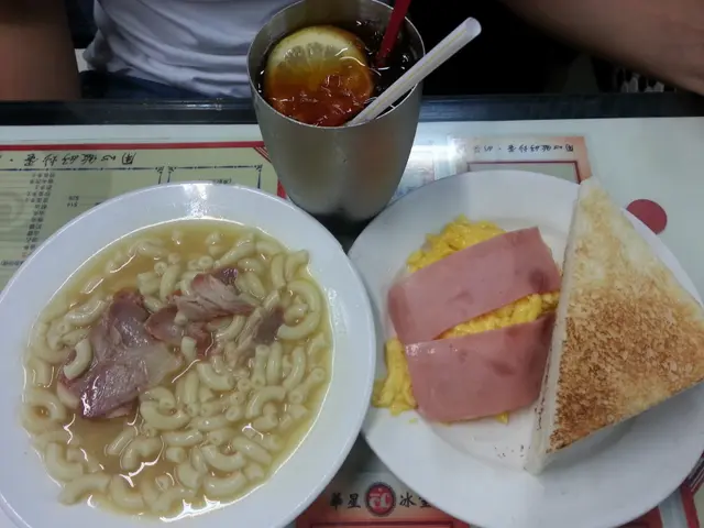 滑蛋最正,但油偏多。多士有牛油香脆