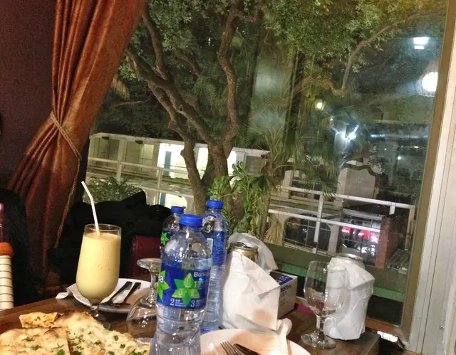 已來了兩次。店舖一帶有點似重慶大廈但人流較小。有點陳舊但反而更有中東的氣氛。幾本上全店的抬都能夠看到九龍公園。坐得舒適。