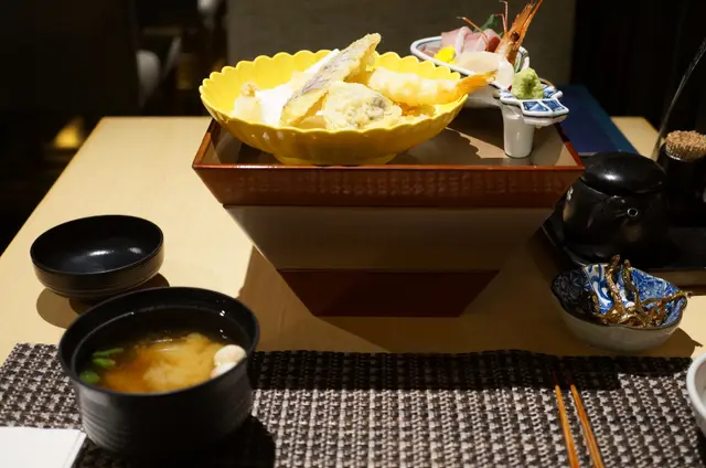 三層的器皿很華麗