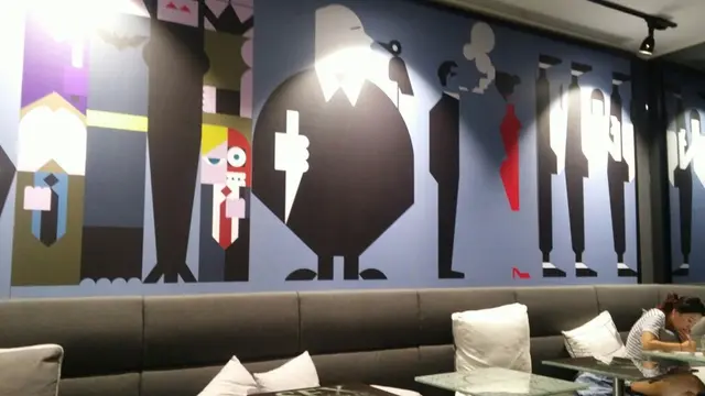 這幅牆顏色鮮艷加上有趣的圖案, 十分耀眼。