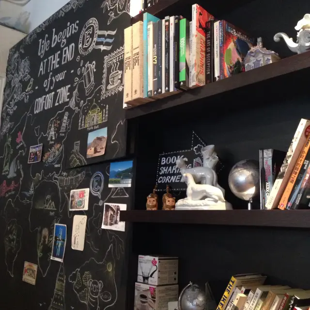 店內佈置成小書店，有一個大書架同一塊黑板陳設