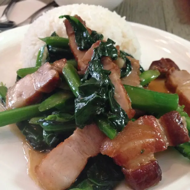 芥蘭炒脆腩肉配白飯