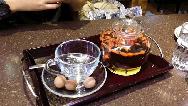 朋友話料好足,不過越飲就越甜,所以佢飲唔哂