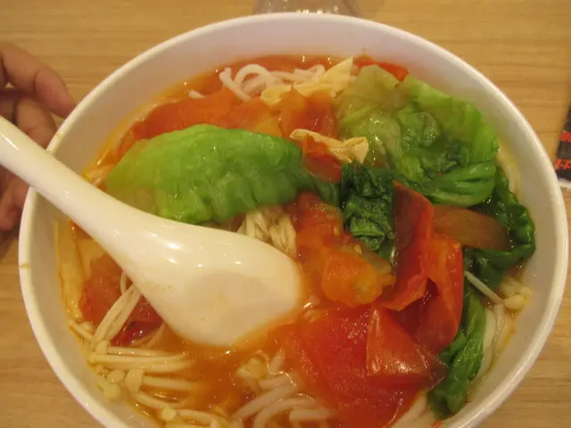 個米線賣相好得。加上個湯底好甜。金菇同唐生菜好爽口。米線好彈牙。