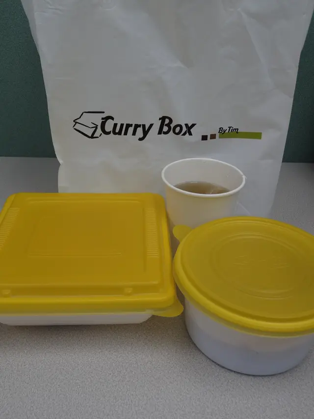 黃色蓋的外賣盒,跟店子的咖哩顏色很 match!