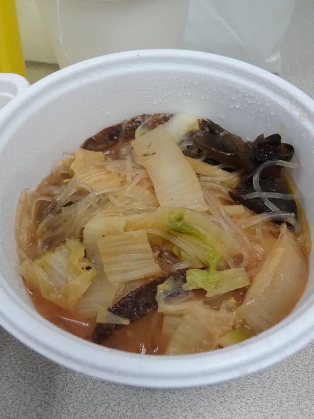 配料包括:彈牙的粉絲、枝竹、柔軟的鮮冬菇、金針...等,相當豐富!