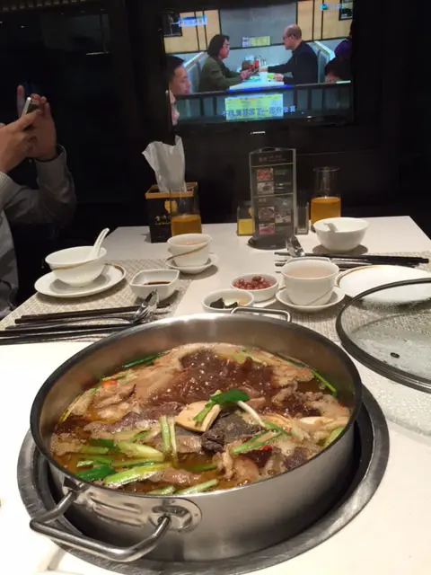 吃飯對住電視，1心2用啊