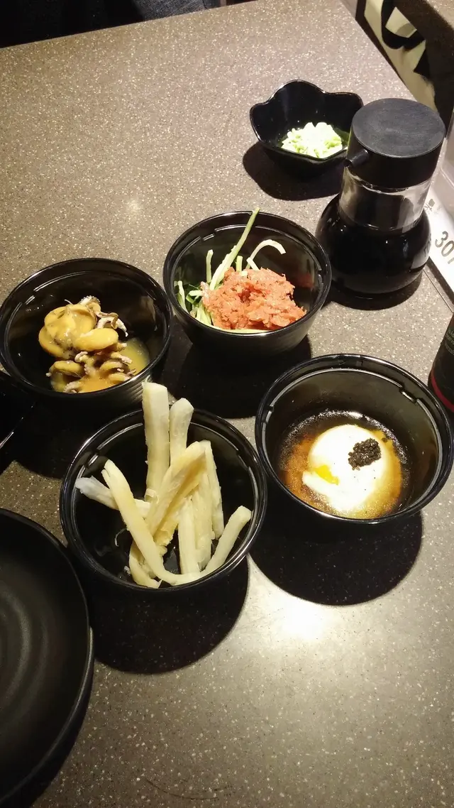 黑松露溫泉蛋是很罕見的一點，可惜差個湯匙