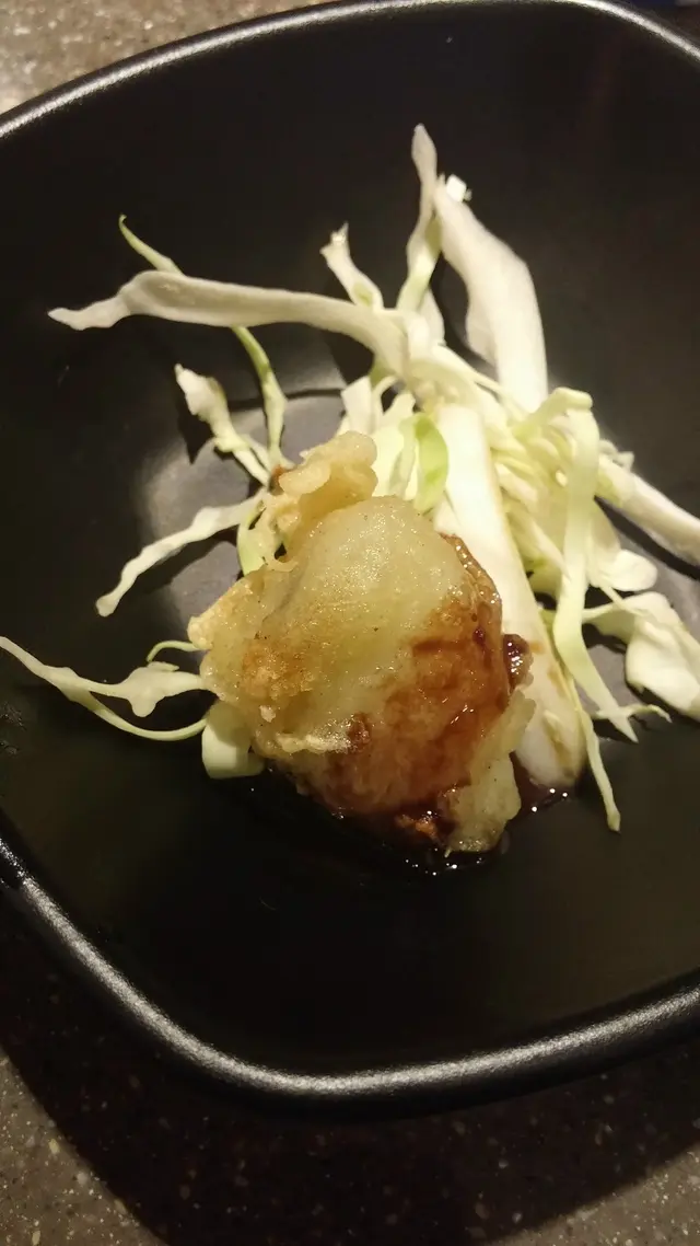 近排常見的放題甜品，炸得脆口，但那堆菜絲是想怎樣？