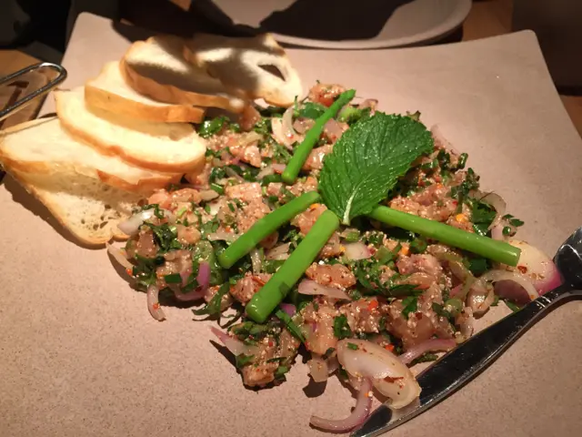 泰式三文魚他他配薄多士