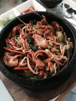 石锅辣花肉拌饭