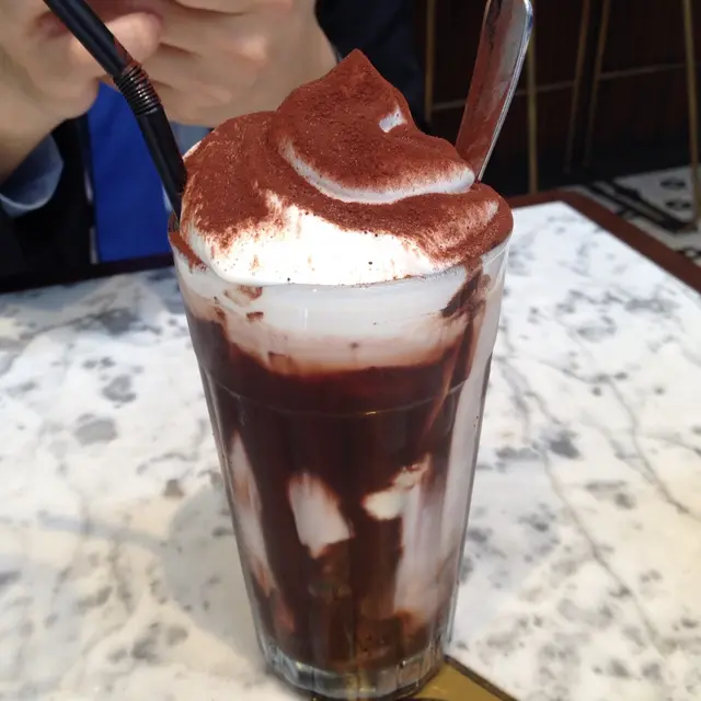 由朱古力MOOSE，雪糕，朱古力醬沖調出黎既效果好吸引呢～