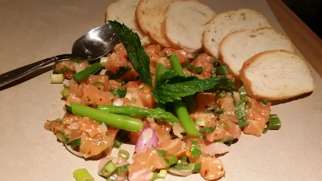 多士脆脆，三文魚辣辣地，放上多士面同吃，口感好特別！