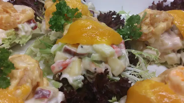 雜果沙律不是糖水浸的味道，也算自然，不過醬汁多了點