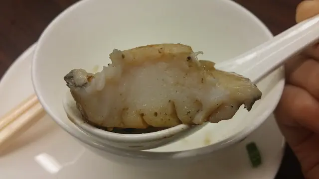 厚肉細實，卻是能輕易咬開非如橡膠的硬身