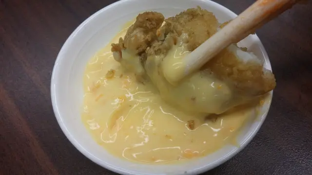 蛋黃醬也有少許蛋黃顆粒，香口潤順