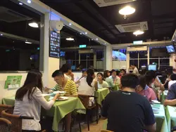店内环境整洁，坐满食客。