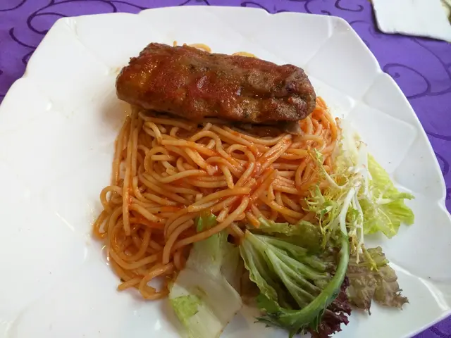 燒豬助排骨伴意粉