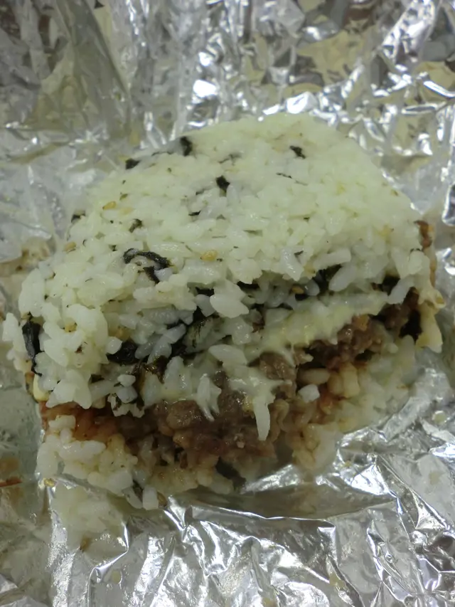 漢堡是以豬肉碎製成，並非坊間的加工漢堡，真材實料！