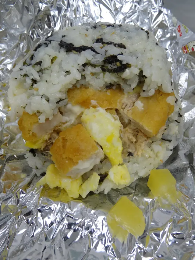 韓式炸雞外層金黃色，相信放久了而影響口感，不再香脆！