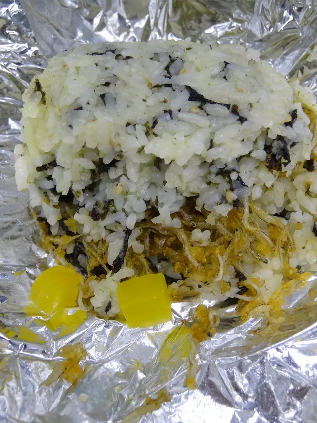 小銀魚乾以蒜頭炒香，香口甜辣！