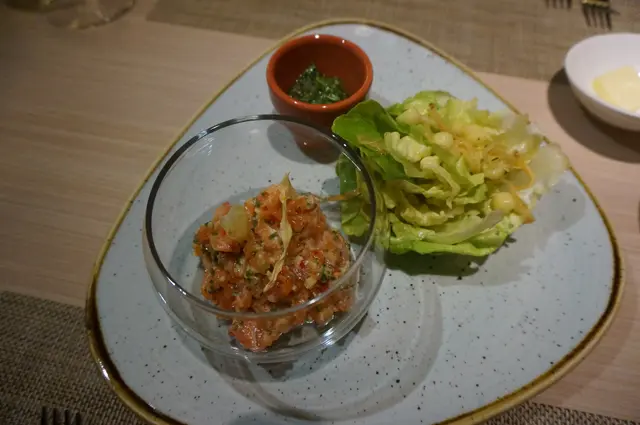 薑味三文魚他他配香脆白飯魚蘋果沙律伴香草檸檬醬