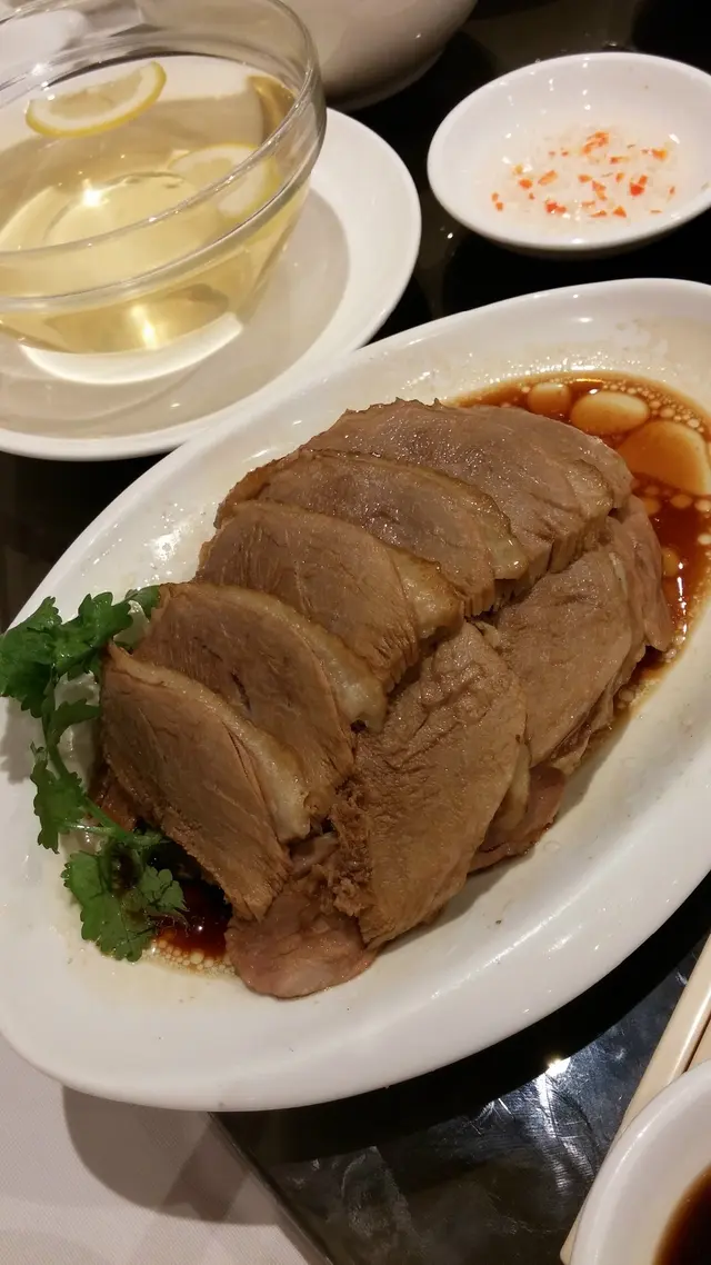 鵝片厚薄均勻，看皮層色水滷得頗足