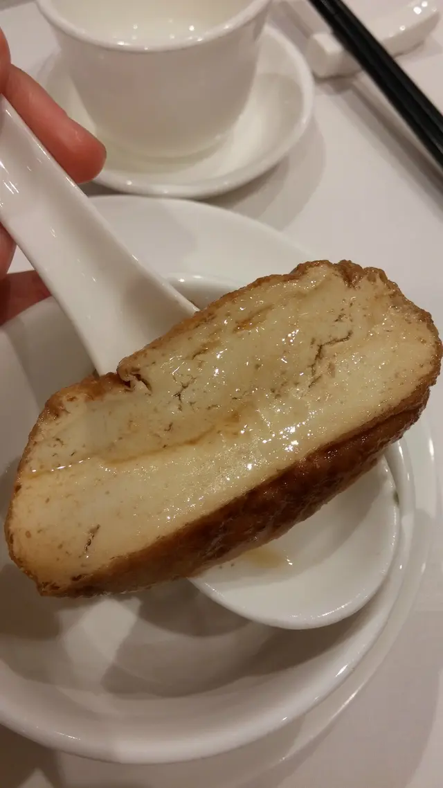 底下墊著的厚厚豆腐也不錯，外層吸收滷汁，而豆腐內裏嫩滑清新