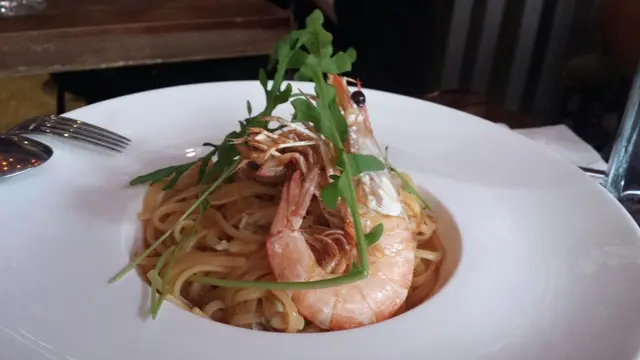 大蝦龍蝦汁意粉，龍蝦汁很濃郁。特別一提的是這個扁意粉很彈牙和有嚼勁，當然大蝦亦很彈牙鮮味！水準之上, 讚讚！