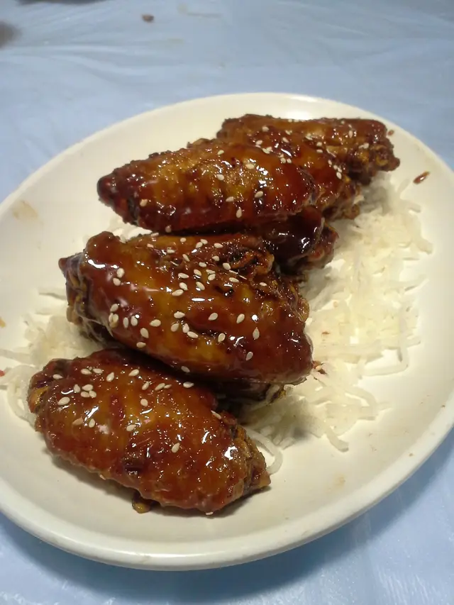 焦糖掛在雞翅膀上，甜甜的非常香口