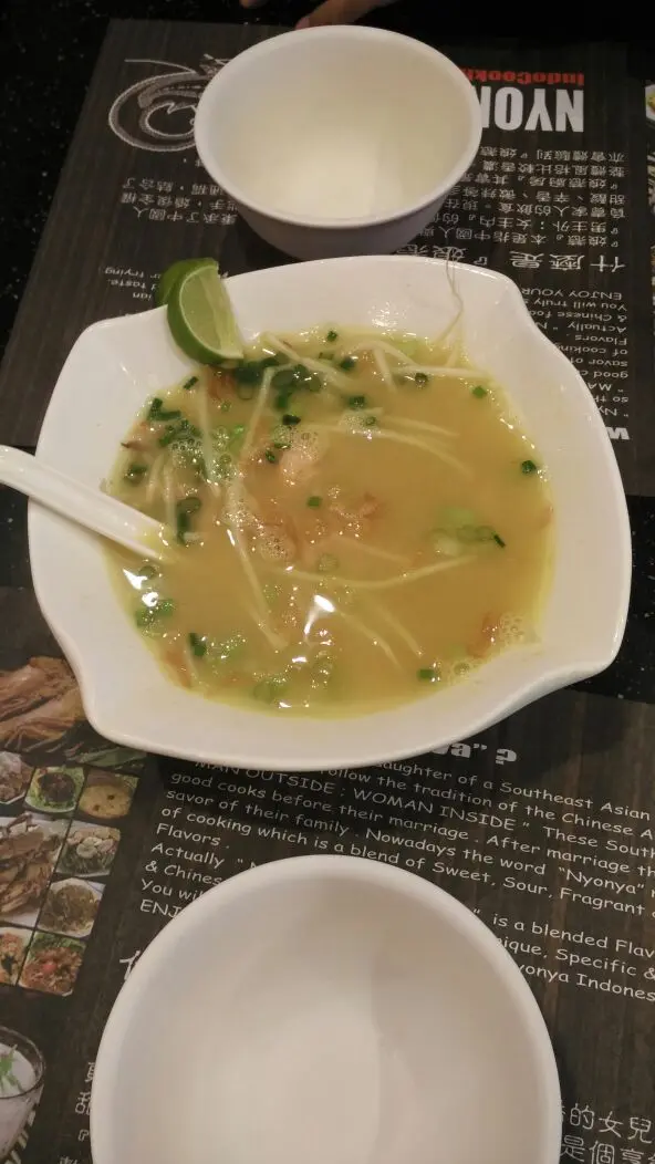 侍應話飲湯前要落左青檸汁先，咁照跟啦，好飲既。好足料，又香