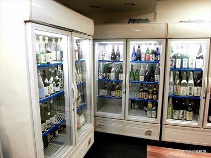 入口左邊有四個冷凍櫃 , 内有需冷藏的酒