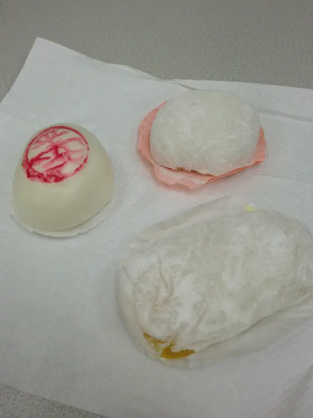 買了芒果糯米糍及榴槤糯米糍作為午飯後甜品!另一試迷你平安包!