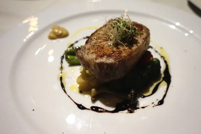 烤西班牙雪花黑毛豬配蘋果醋汁