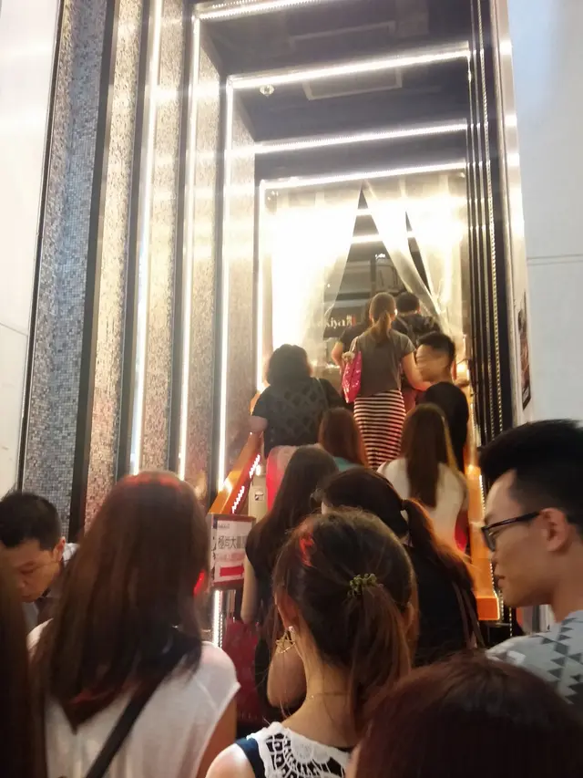 等了十分鐘,大家魚貫進場了!