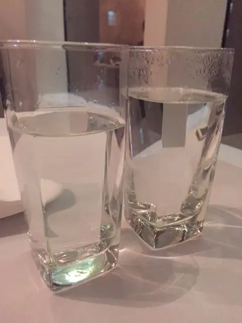 我想要暖水,那女侍應竟然拿一杯滾的水來叫我們自己溝 @@''很好的服務!