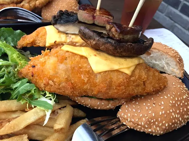 鵝肝龍脷魚柳漢堡＋大烤菇