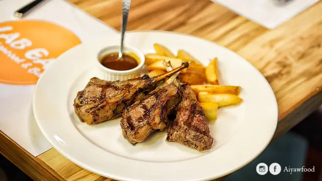 碳燒澳洲羊鞍扒配香草蒜蓉汁跟時蔬