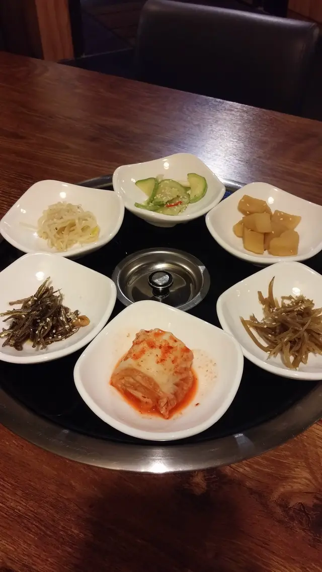 款式多樣，包括泡菜、魚乾、芽菜、翠玉瓜、薯仔及蓮藕