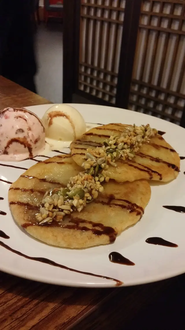 一碟盛有兩塊大糖餅及兩球雪糕的餐點奉桌，就是賣相已經好一大截