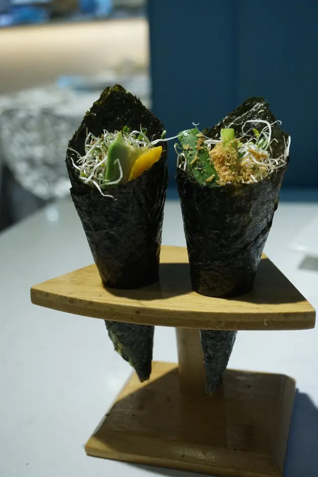 (評分:左 - 4/5,右 - 3.5/5)